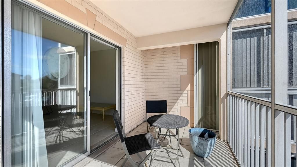 For Sale: $249,000 (1 beds, 1 baths, 651 Square Feet)