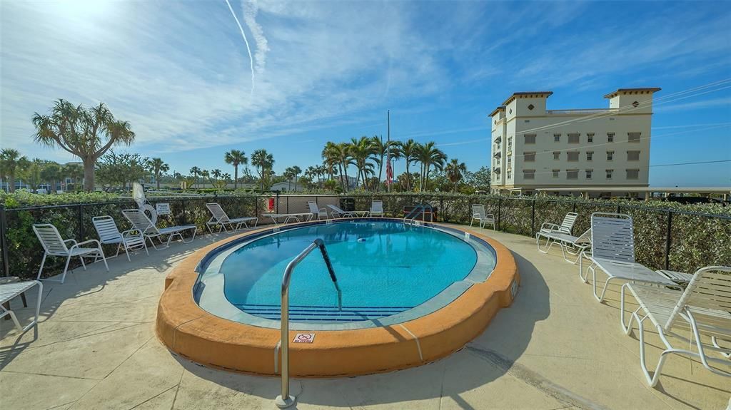 For Sale: $249,000 (1 beds, 1 baths, 651 Square Feet)