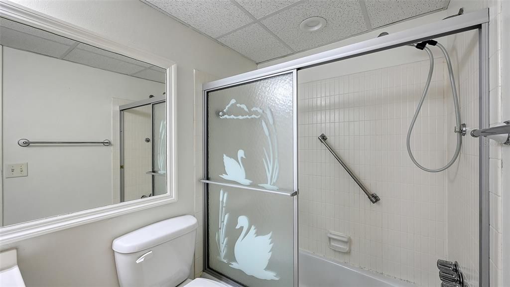For Sale: $249,000 (1 beds, 1 baths, 651 Square Feet)