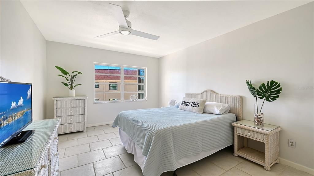 For Sale: $249,000 (1 beds, 1 baths, 651 Square Feet)