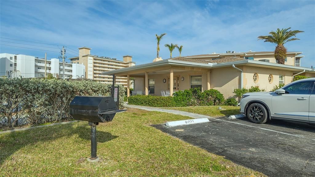 For Sale: $249,000 (1 beds, 1 baths, 651 Square Feet)