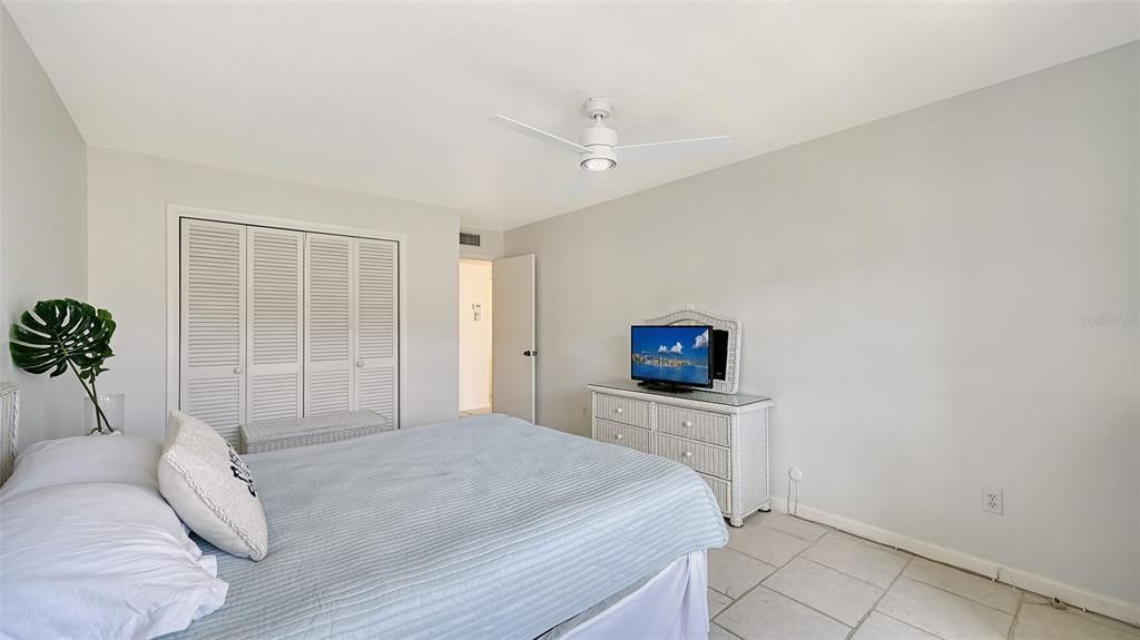 For Sale: $249,000 (1 beds, 1 baths, 651 Square Feet)
