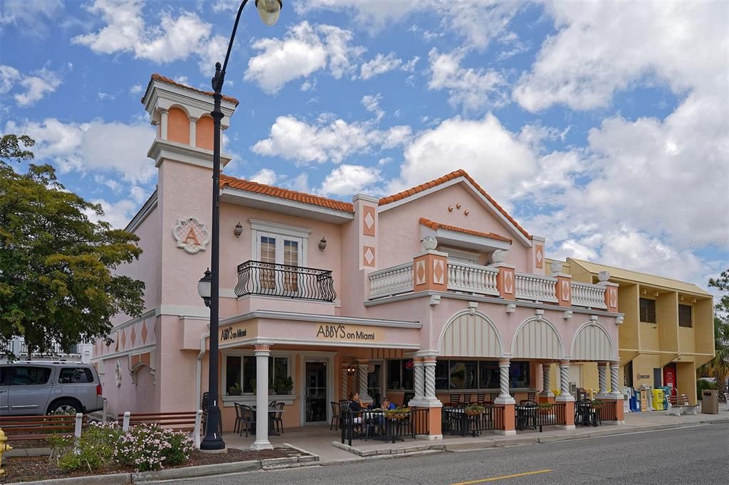 For Sale: $249,000 (1 beds, 1 baths, 651 Square Feet)