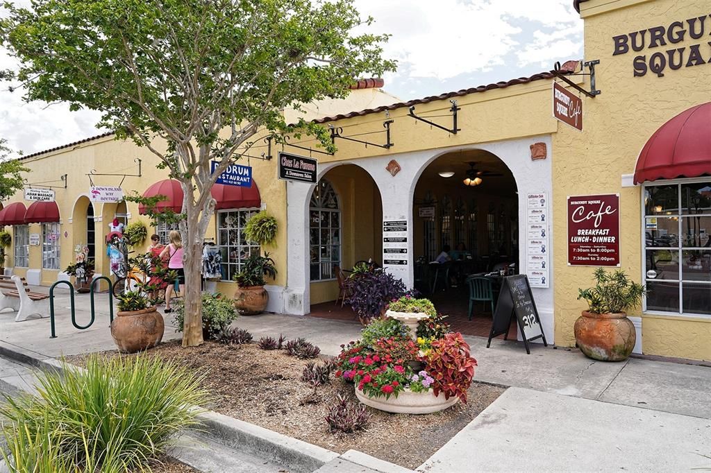 For Sale: $249,000 (1 beds, 1 baths, 651 Square Feet)