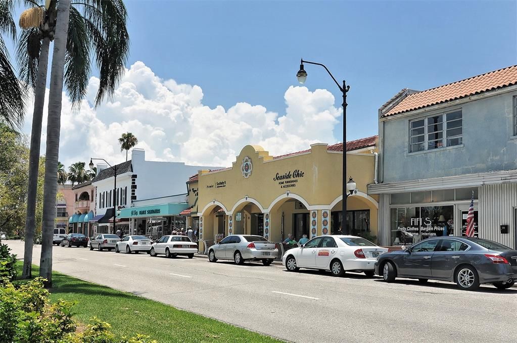For Sale: $249,000 (1 beds, 1 baths, 651 Square Feet)