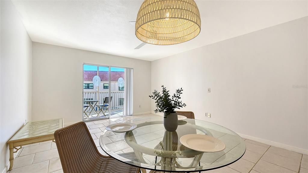 For Sale: $249,000 (1 beds, 1 baths, 651 Square Feet)