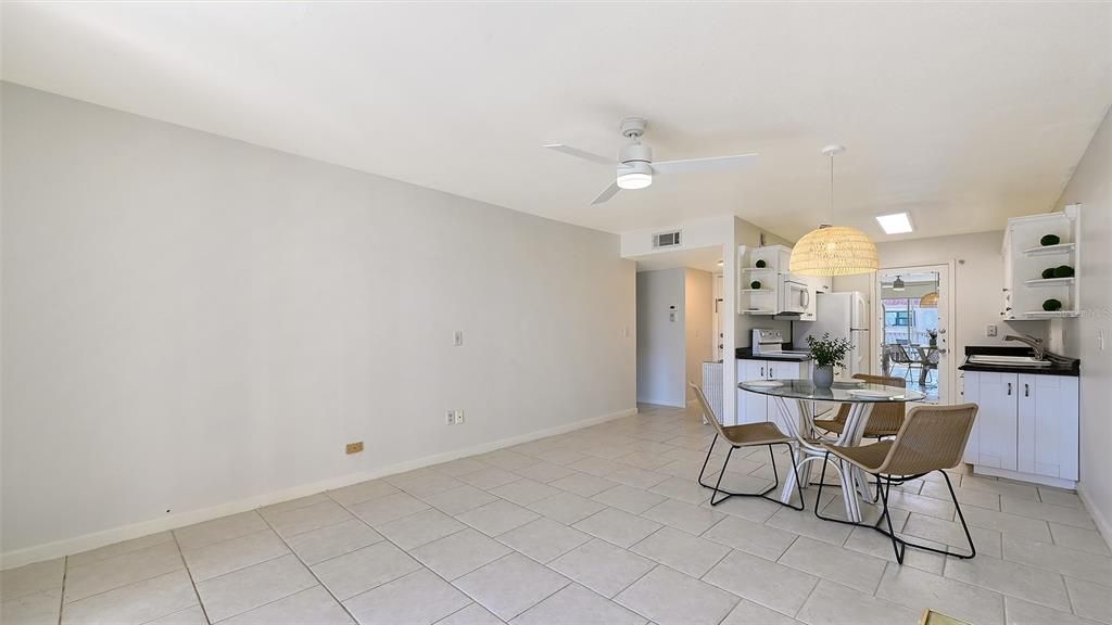 For Sale: $249,000 (1 beds, 1 baths, 651 Square Feet)