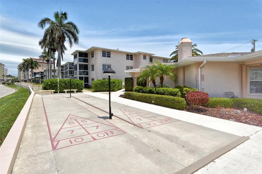 For Sale: $249,000 (1 beds, 1 baths, 651 Square Feet)