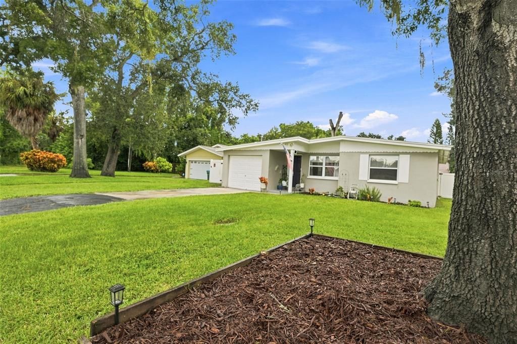 For Sale: $359,000 (2 beds, 1 baths, 850 Square Feet)