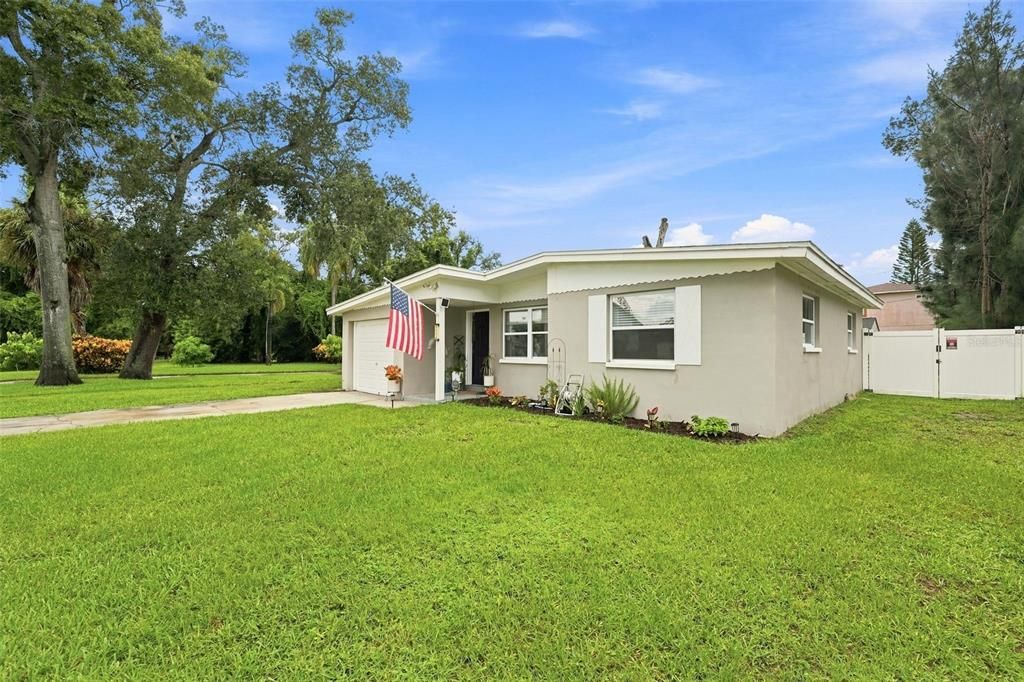 For Sale: $359,000 (2 beds, 1 baths, 850 Square Feet)