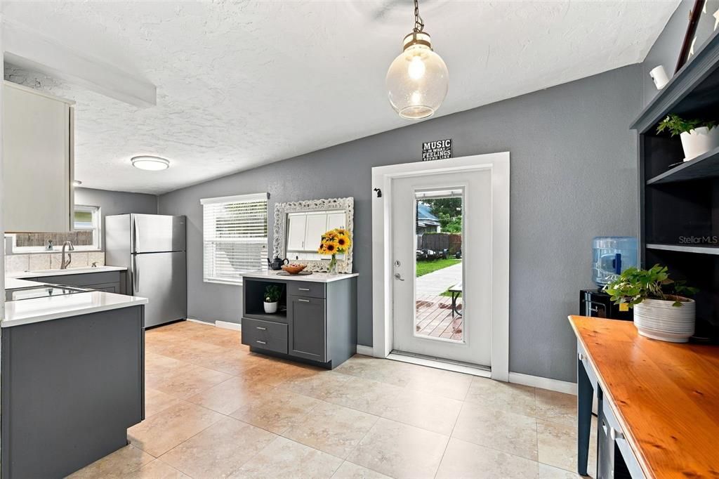 For Sale: $359,000 (2 beds, 1 baths, 850 Square Feet)