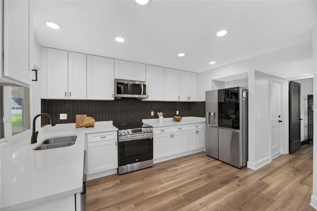 For Sale: $800,000 (4 beds, 2 baths, 3076 Square Feet)