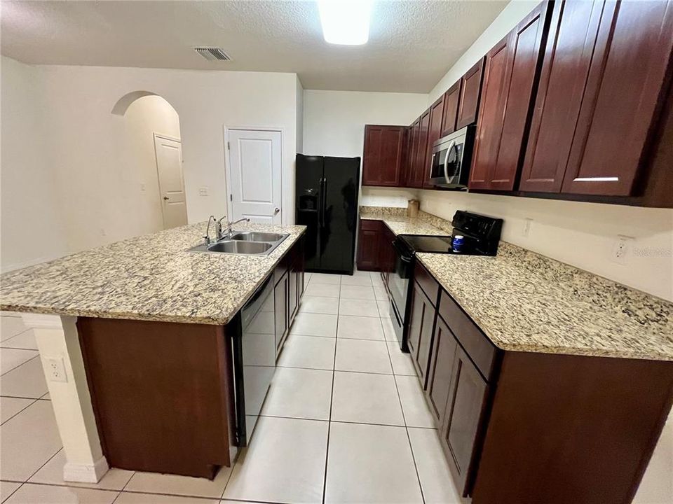 For Rent: $2,200 (3 beds, 2 baths, 1707 Square Feet)