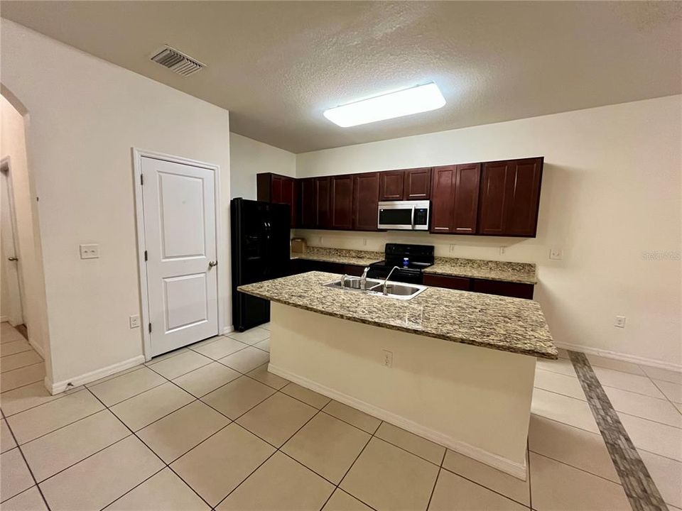 For Rent: $2,200 (3 beds, 2 baths, 1707 Square Feet)