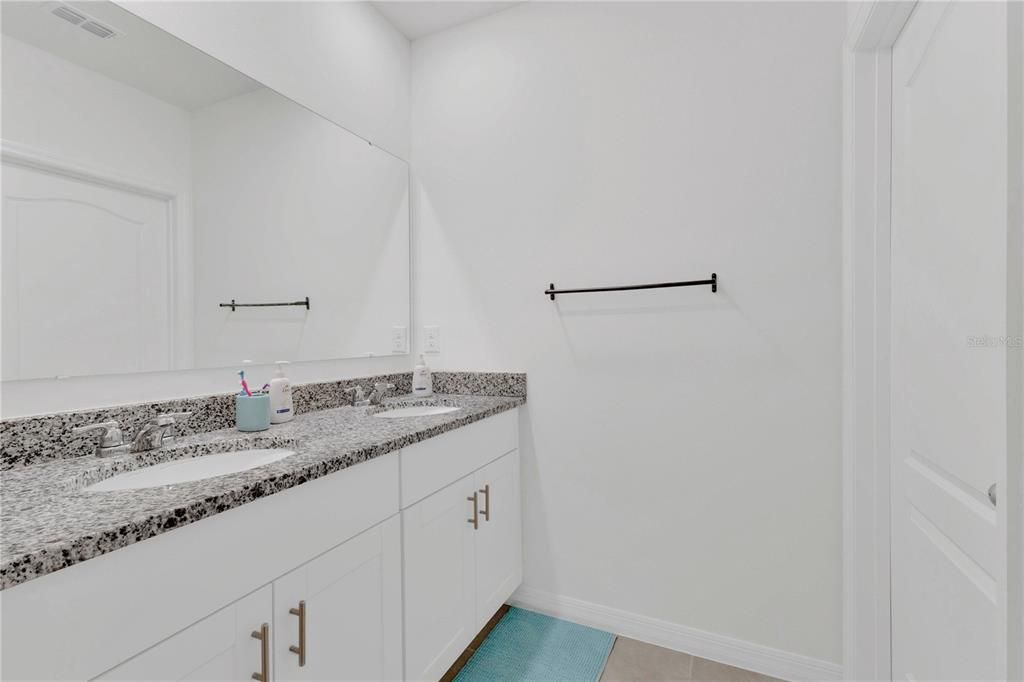 出租: $3,000 (5 贝兹, 3 浴室, 2674 平方英尺)