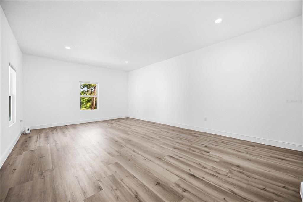 For Sale: $648,000 (5 beds, 5 baths, 3300 Square Feet)