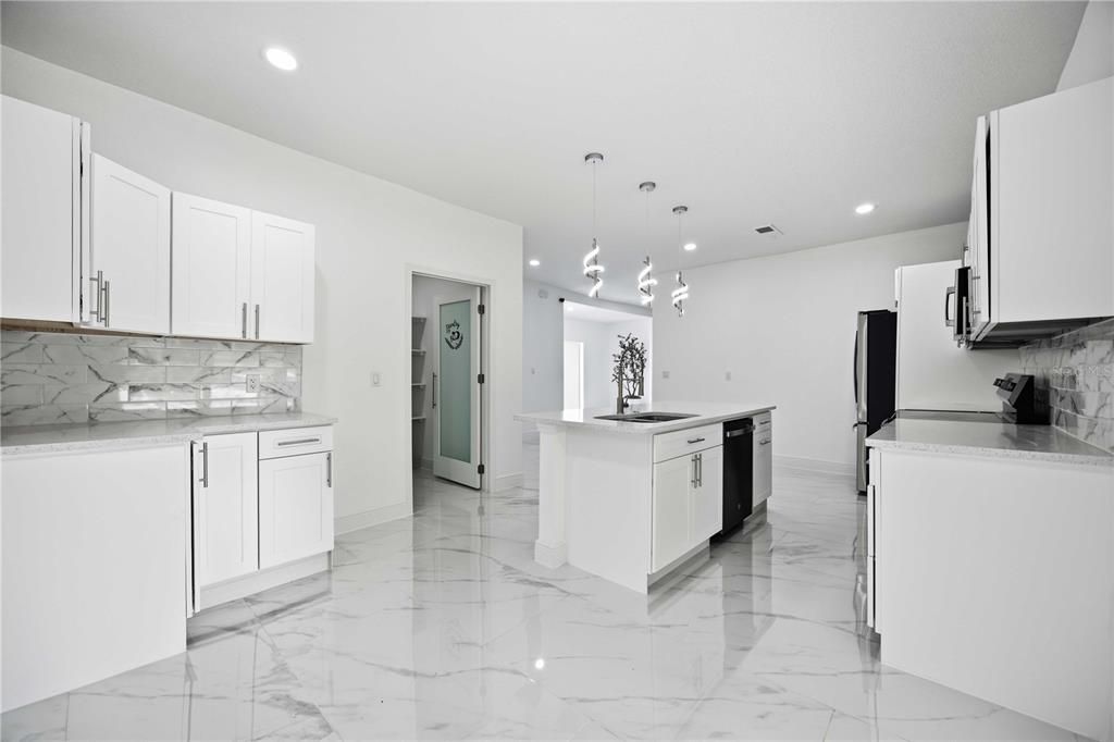 For Sale: $648,000 (5 beds, 5 baths, 3300 Square Feet)