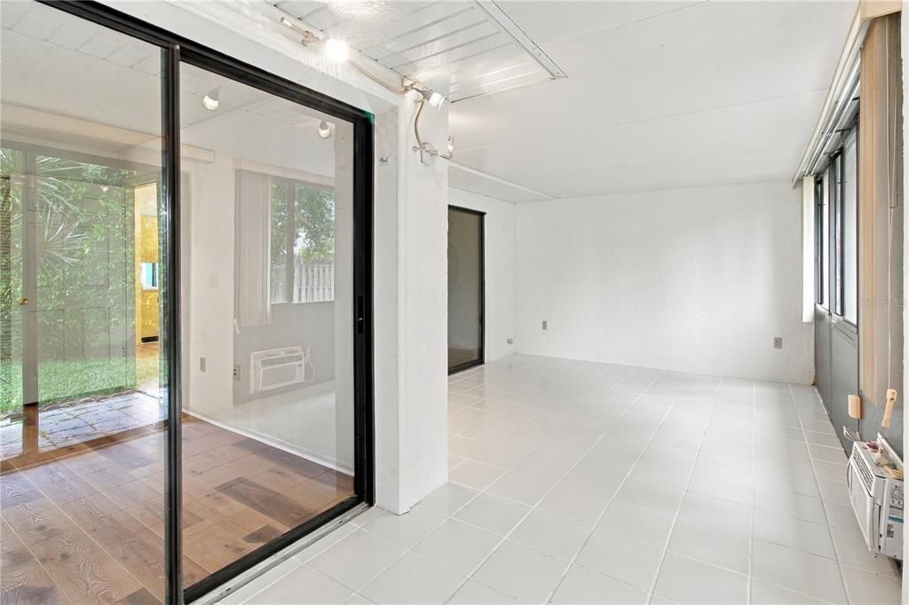 For Sale: $159,900 (2 beds, 2 baths, 934 Square Feet)