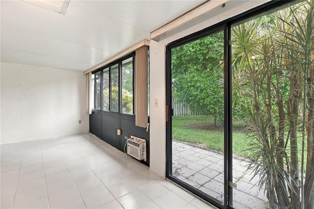 For Sale: $159,900 (2 beds, 2 baths, 934 Square Feet)