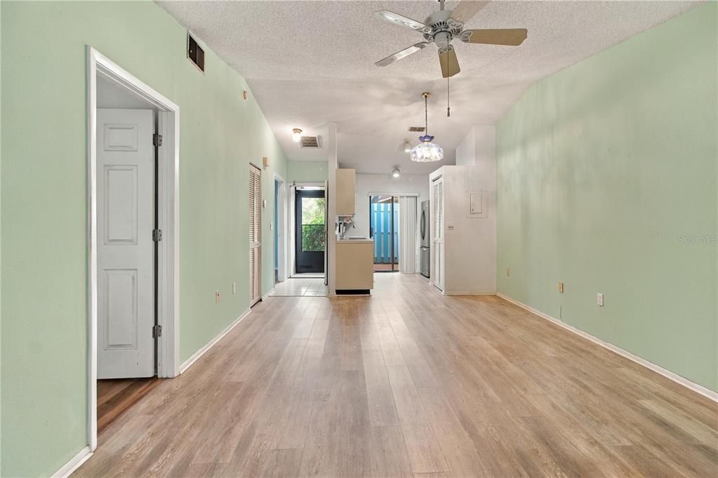 For Sale: $159,900 (2 beds, 2 baths, 934 Square Feet)