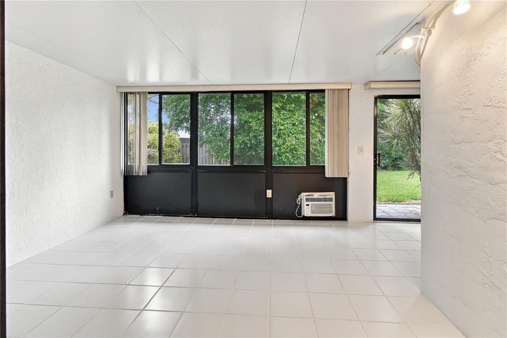For Sale: $159,900 (2 beds, 2 baths, 934 Square Feet)