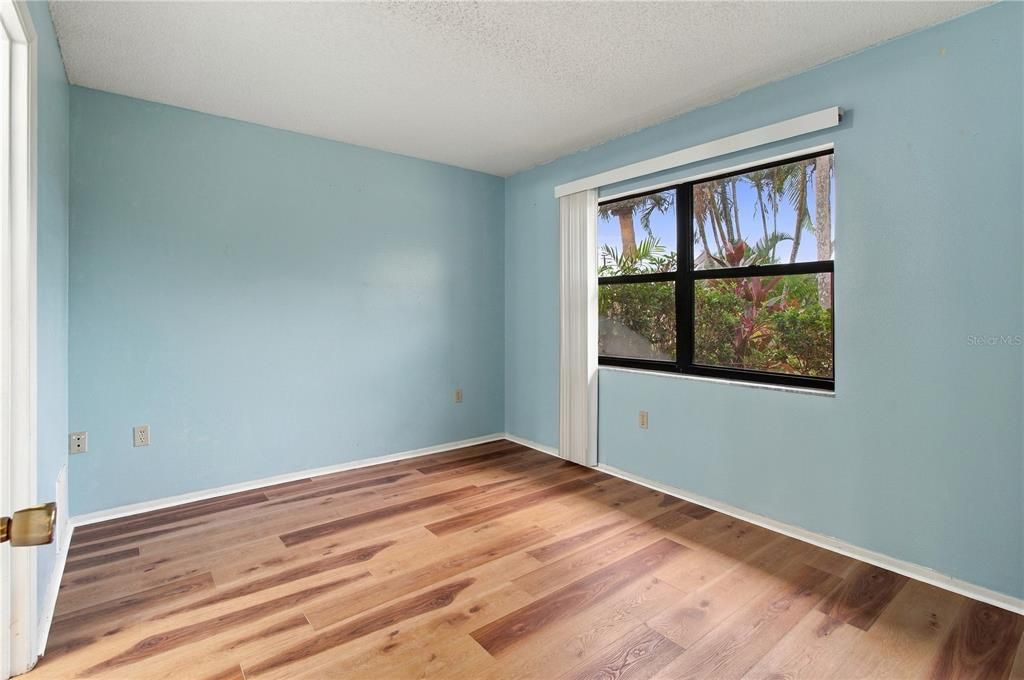 For Sale: $159,900 (2 beds, 2 baths, 934 Square Feet)