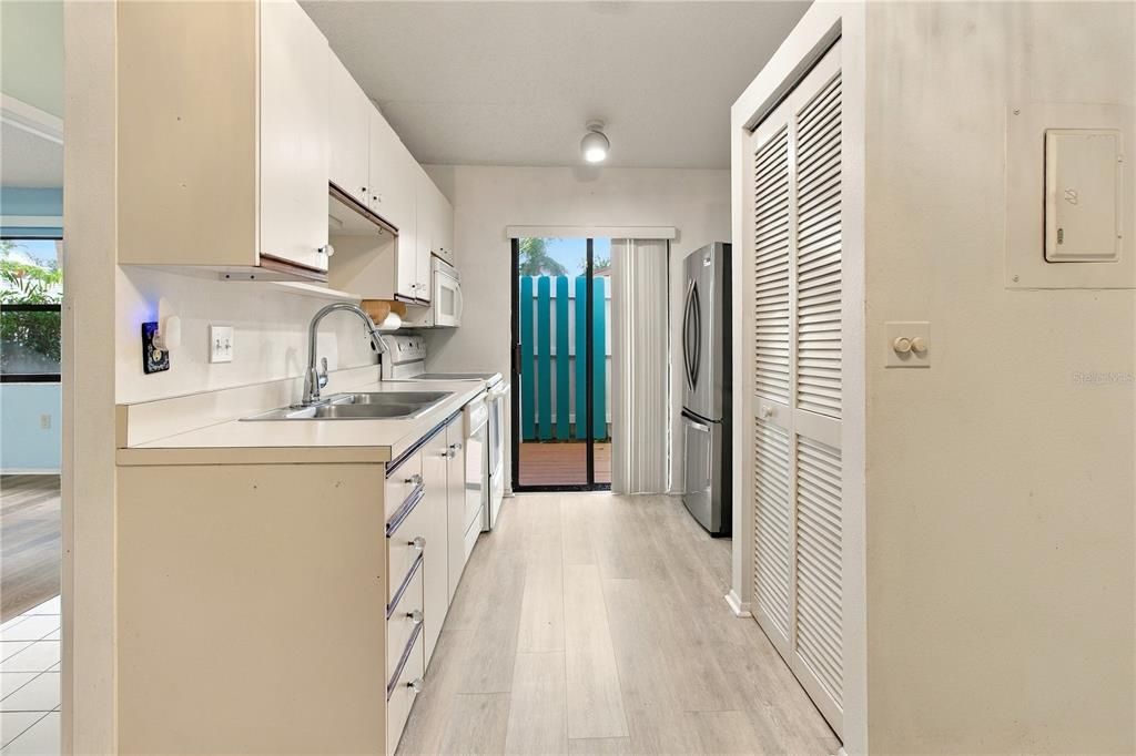 For Sale: $159,900 (2 beds, 2 baths, 934 Square Feet)