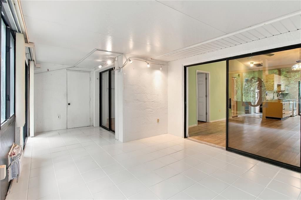 For Sale: $159,900 (2 beds, 2 baths, 934 Square Feet)