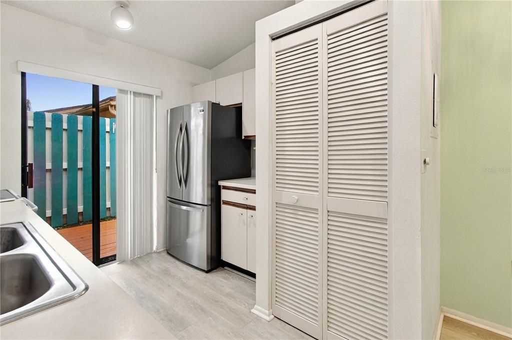 For Sale: $159,900 (2 beds, 2 baths, 934 Square Feet)