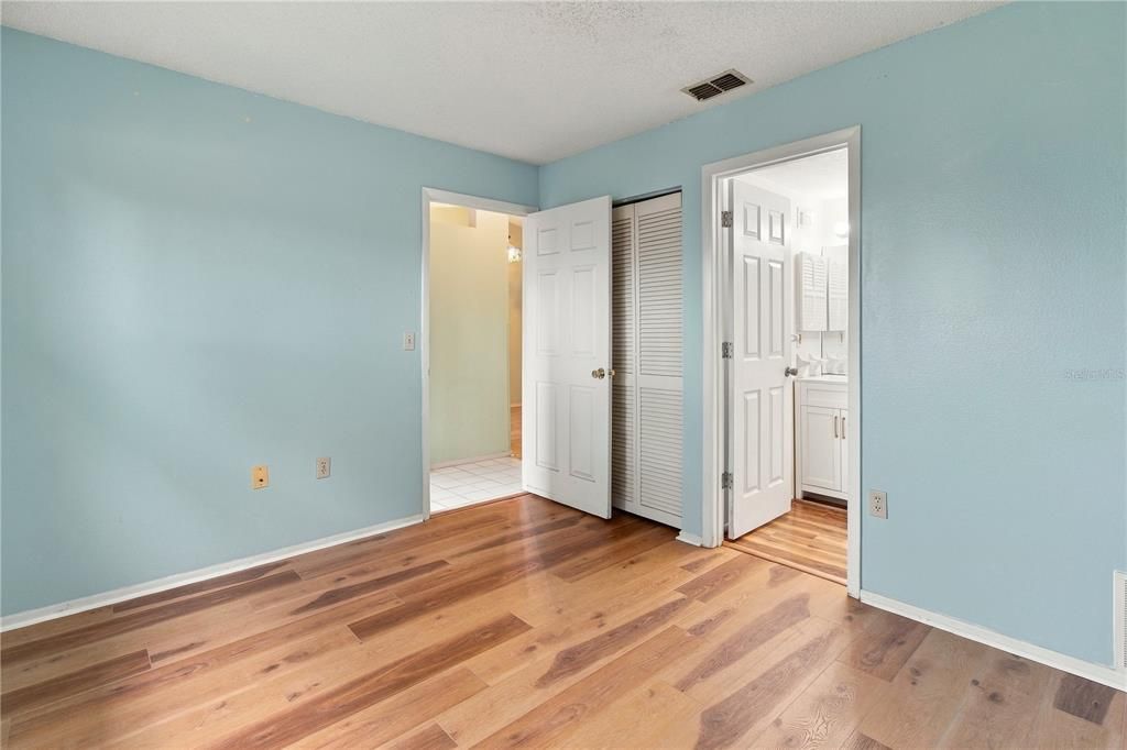 For Sale: $159,900 (2 beds, 2 baths, 934 Square Feet)