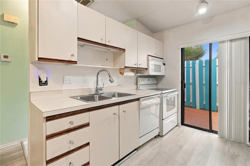 For Sale: $159,900 (2 beds, 2 baths, 934 Square Feet)