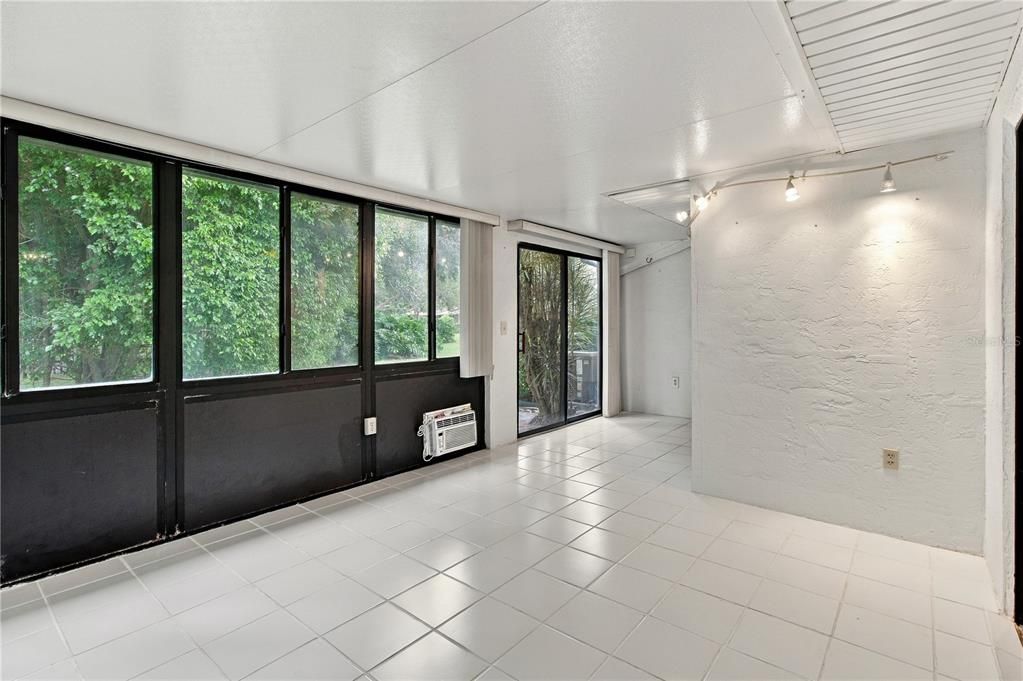For Sale: $159,900 (2 beds, 2 baths, 934 Square Feet)