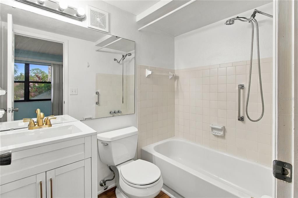 For Sale: $159,900 (2 beds, 2 baths, 934 Square Feet)