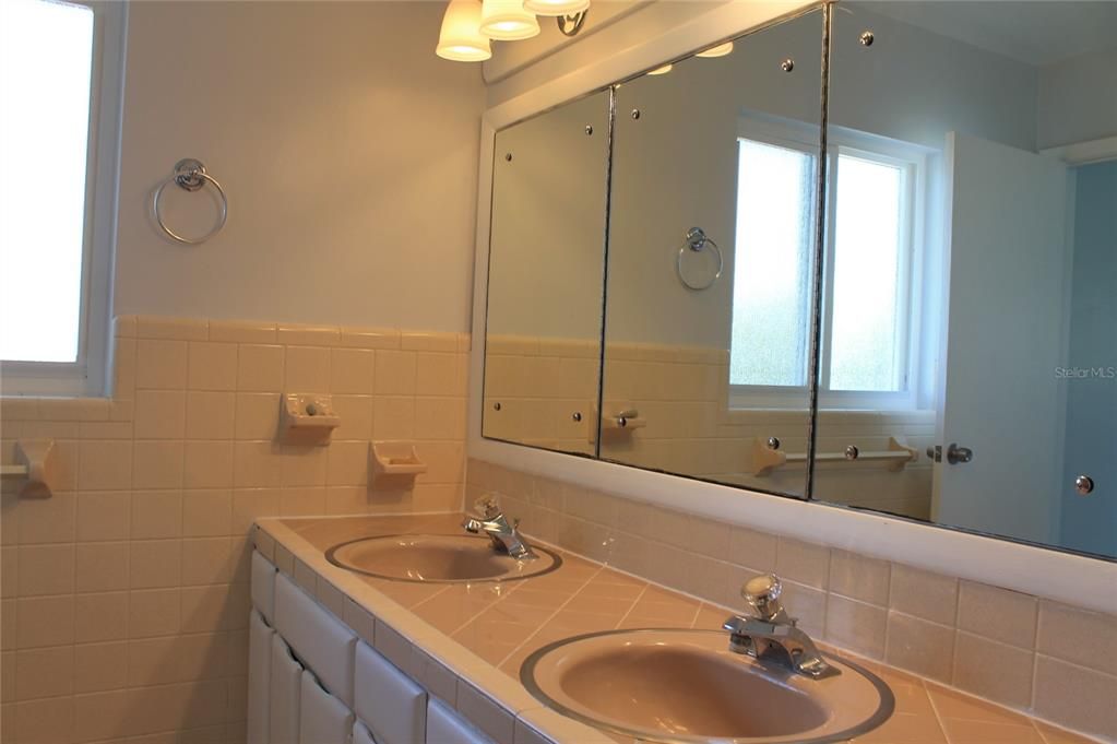 For Rent: $1,800 (3 beds, 2 baths, 1511 Square Feet)