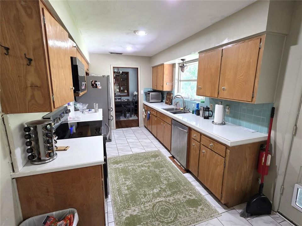 For Rent: $2,800 (3 beds, 2 baths, 2044 Square Feet)
