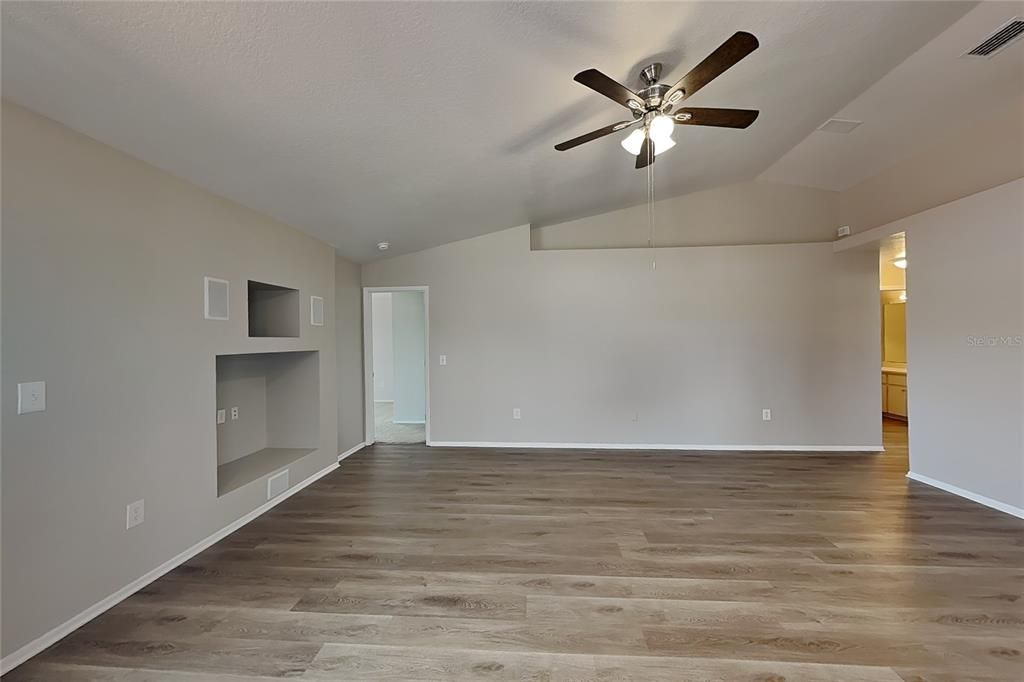 For Rent: $2,099 (3 beds, 2 baths, 1405 Square Feet)
