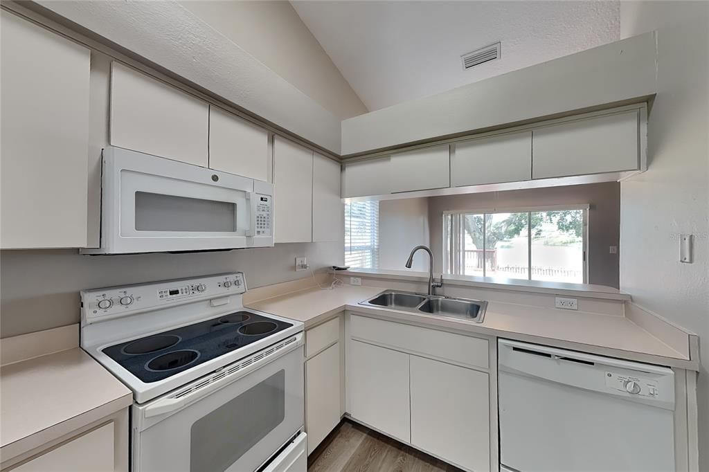 For Rent: $2,099 (3 beds, 2 baths, 1405 Square Feet)