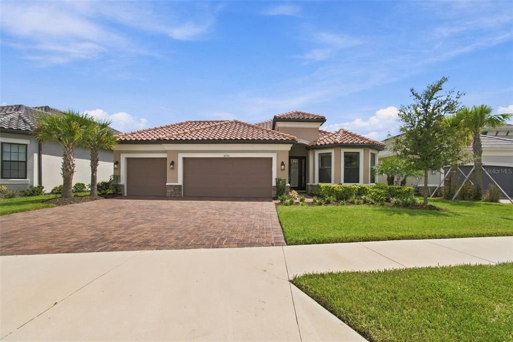 For Sale: $700,000 (3 beds, 3 baths, 2320 Square Feet)