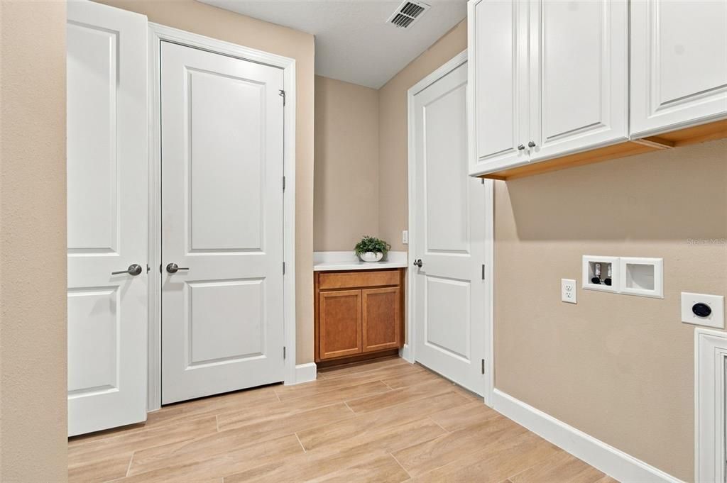 For Sale: $700,000 (3 beds, 3 baths, 2320 Square Feet)