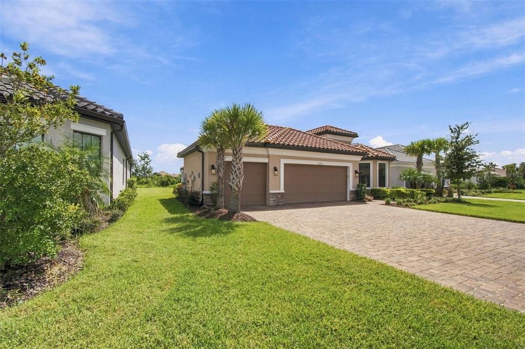 For Sale: $700,000 (3 beds, 3 baths, 2320 Square Feet)