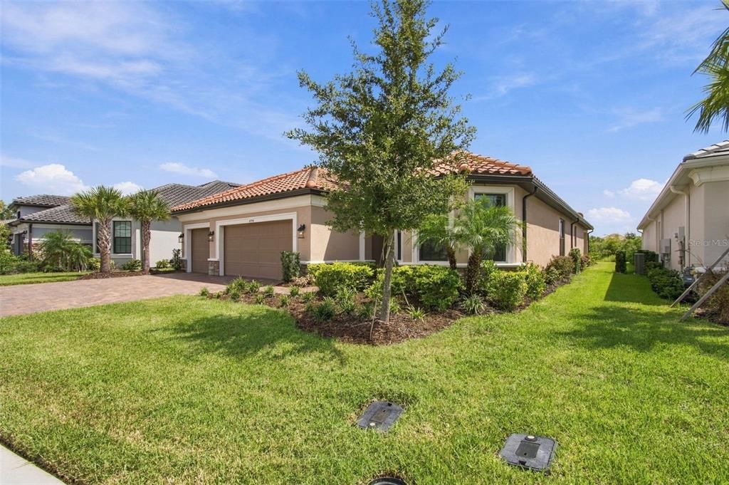 For Sale: $700,000 (3 beds, 3 baths, 2320 Square Feet)
