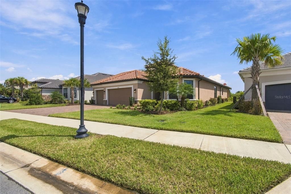 For Sale: $700,000 (3 beds, 3 baths, 2320 Square Feet)