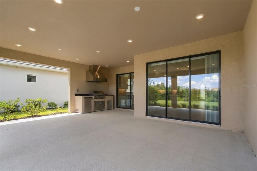 For Sale: $700,000 (3 beds, 3 baths, 2320 Square Feet)