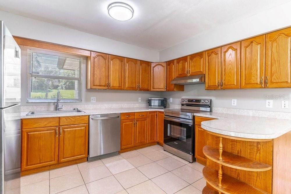 На продажу: $319,900 (2 спален, 2 ванн, 1288 Квадратных фут)
