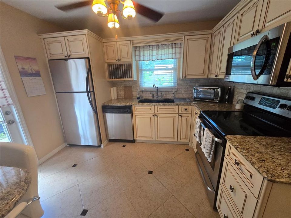 For Sale: $219,900 (2 beds, 1 baths, 872 Square Feet)