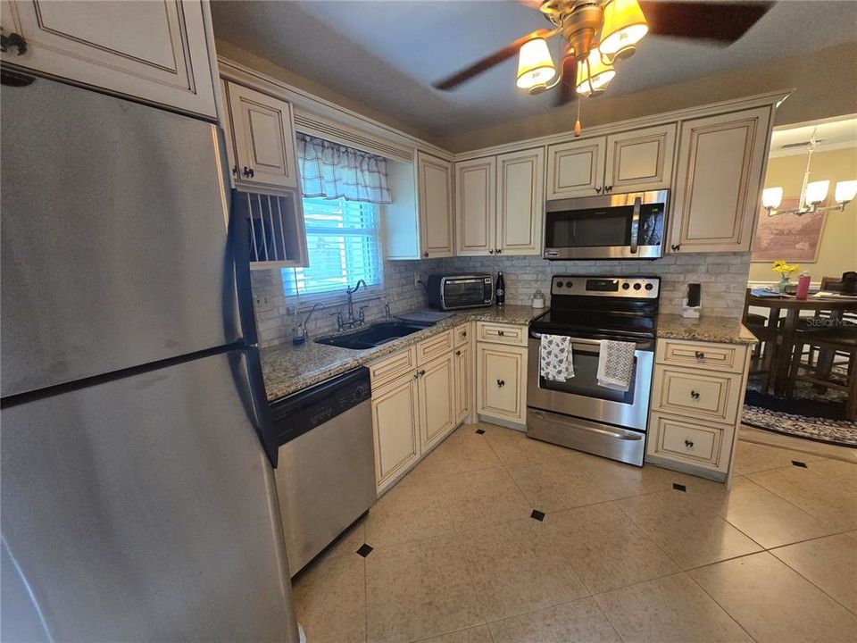 For Sale: $219,900 (2 beds, 1 baths, 872 Square Feet)