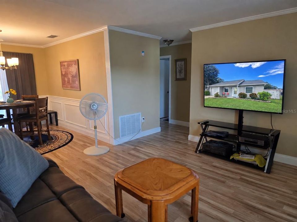 For Sale: $219,900 (2 beds, 1 baths, 872 Square Feet)