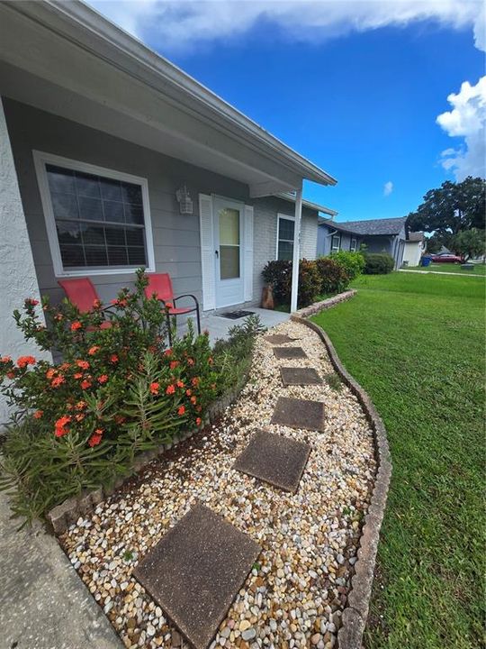 For Sale: $219,900 (2 beds, 1 baths, 872 Square Feet)