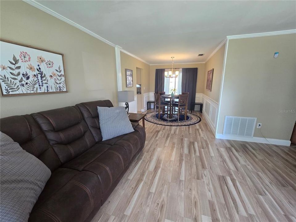 For Sale: $219,900 (2 beds, 1 baths, 872 Square Feet)
