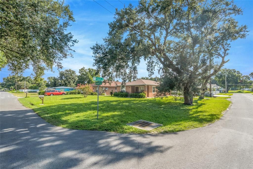 For Sale: $425,000 (2 beds, 1 baths, 1096 Square Feet)